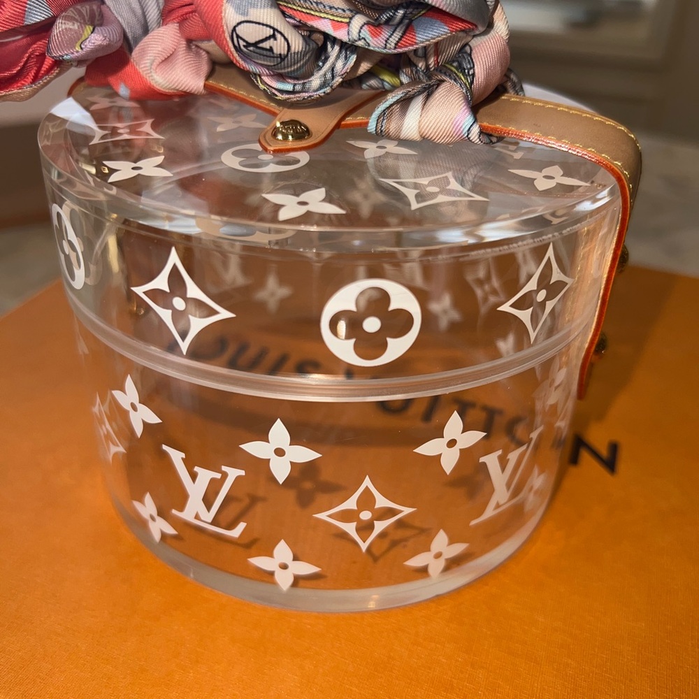 Authentic Louis Vuitton Clear Monogram Acrylic Vanity with Free Pink Scarf - Picture 4 of 7